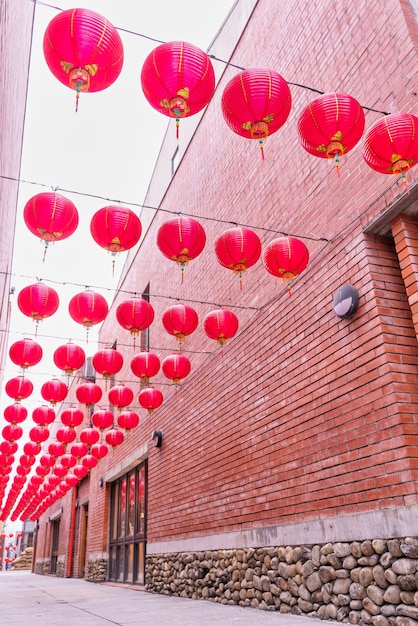 오래 된 전통적인 거리, 중국 음력 새 해 축제의 개념에 매달려 아름 다운 둥근 빨간 랜 턴을 닫습니다. 밑에있는 단어는 축복을 의미합니다.