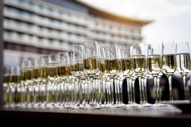 Bella fila di bicchieri di vino pieni a un evento