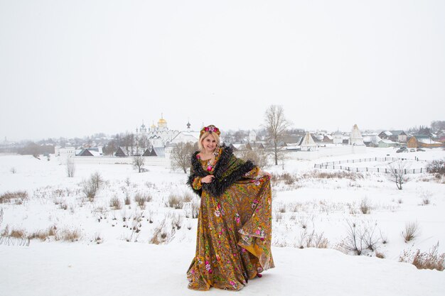 冬の民族衣装で美しいロシアの女の子