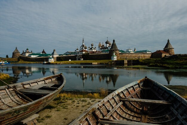 夏の日の美しいロシアのソロヴェツキー修道院。