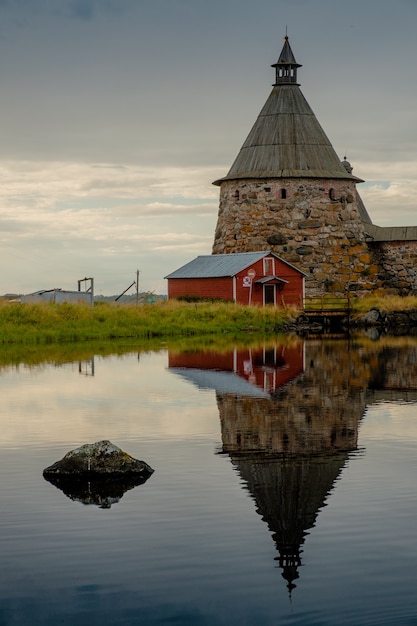 Foto bello monastero russo di solovki al giorno di estate.