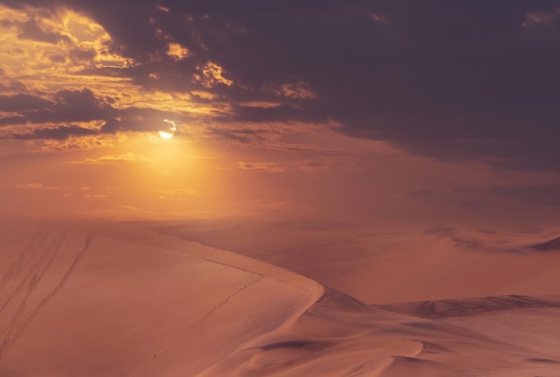 Photo beautiful sand dunes and dramatic skyin the namib desert