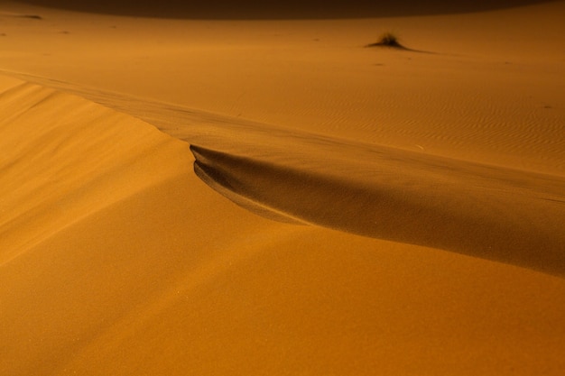 Красивые песчаные дюны в пустыне Сахара в Марокко
