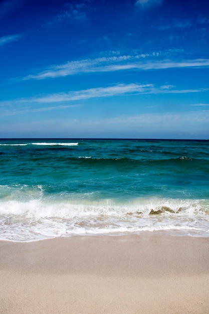 Photo beautiful sandy beach and soft blue ocean wave