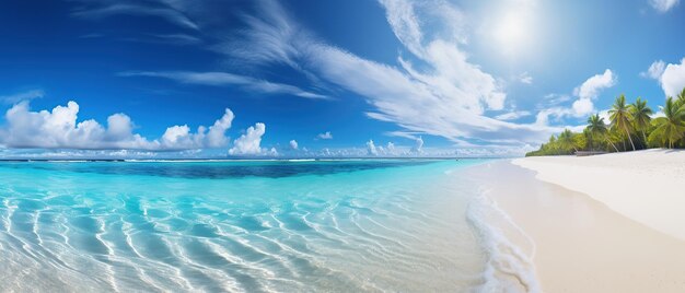 Photo beautiful sandy beach with white sand and rolling calm wave of turquoise ocean on sunny daylandscape