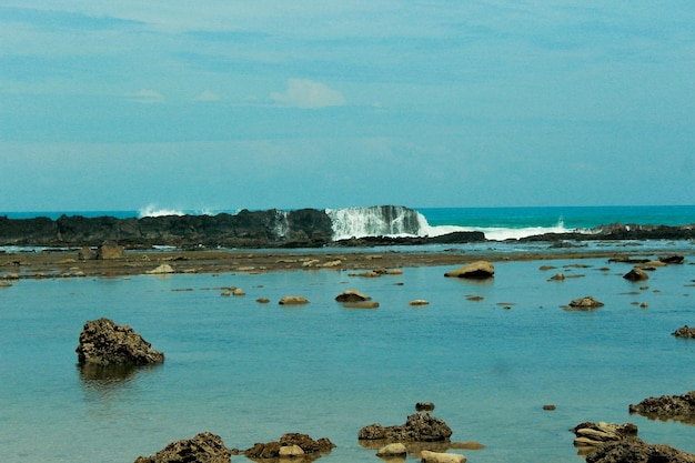 Bellissima spiaggia di sawarna, indonesia