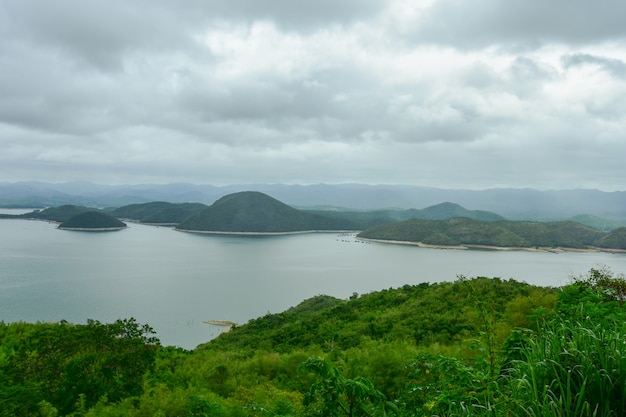 Photo beautiful scenery on a high hill.