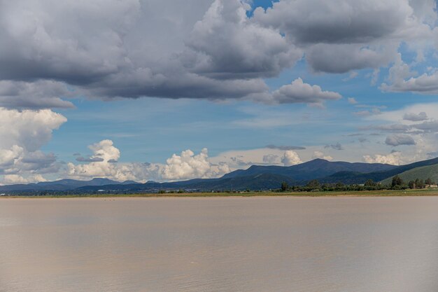 Photo beautiful scenery of a lake with mountains in the background lagoon angostura cochabamba