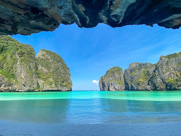 Photo beautiful scenery of maya bay beach on phi phi island krabi thailand landmark destination southeast asia travel vacation and holiday concept