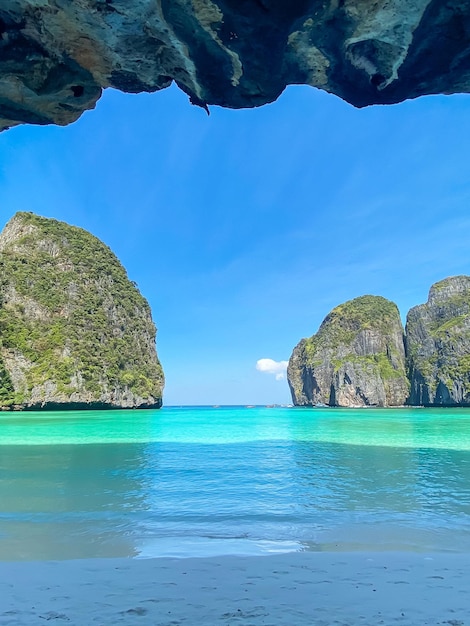 ピピ島のマヤベイビーチの美しい風景クラビタイのランドマーク目的地東南アジア旅行休暇と休暇のコンセプト