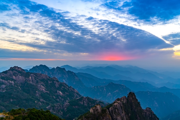 Красивые пейзажи на горе Хуаншань, Китай