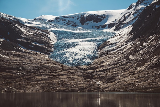 노르웨이 스칸디나비아 자연 랜드마크 생태 개념의 산과 빙하 Svartisen 풍경의 아름다운 풍경. 푸른 눈과 얼음
