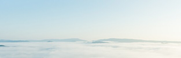 Photo beautiful scenery of mountains with white foggy in the morning.