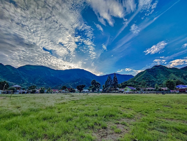 インドネシア ロンボク島のリンジャニ火山近くのセンバルンの美しい風景