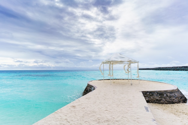 Splendido scenario mare cristallino turchese dell'isola tropicale delle maldive