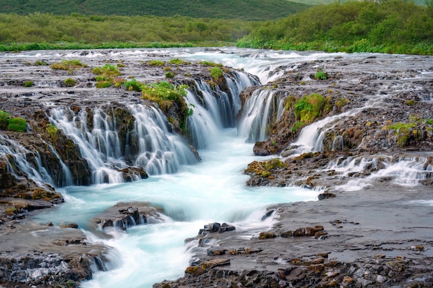 Красивый пейзаж водопада Бруарфосс, вытекающего из реки Бруара летом на юго-западе Исландии