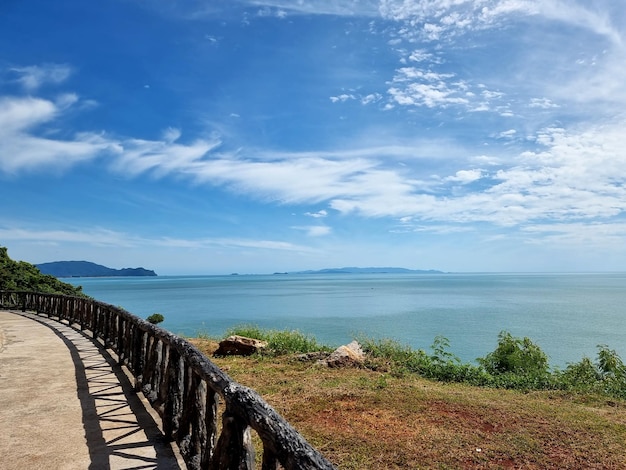 タイランド湾の海岸沿いの美しい風光明媚な海岸線ルート