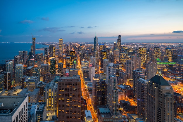 Photo beautiful scenic view of business district of chicago loop with skyline in evening sunlight. panoramic view aerial top view or drone architecture view of city. famous attraction in chicago, usa.