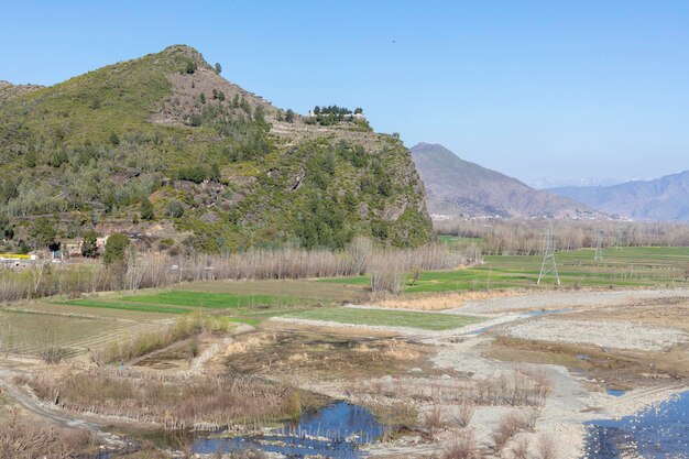 Foto bella vista panoramica dei campi e del fiume in inverno