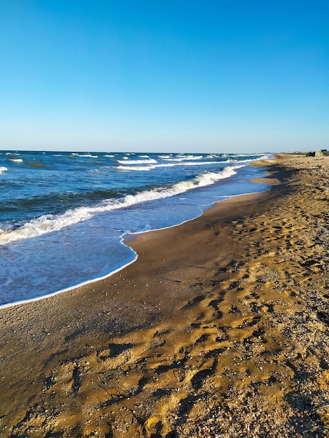 Красивое море на закате летом чистая вода песчаный пляж