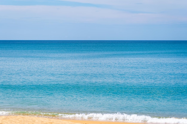 Photo beautiful sea beach backgroundamazing sea ocean in good weather daybeautiful waves crashing on sandy shore nature beach sand background