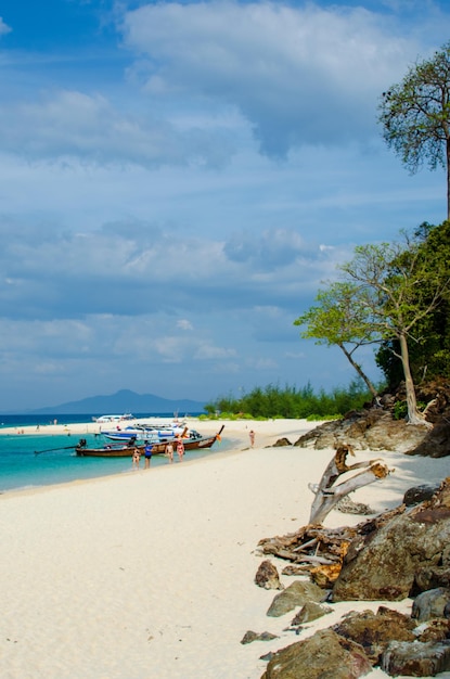 タイの美しい海とビーチの景色とターコイズ色の水