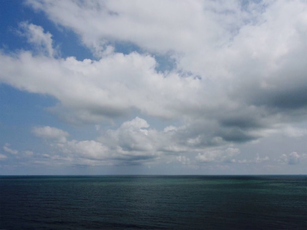 美しい海と雲の空