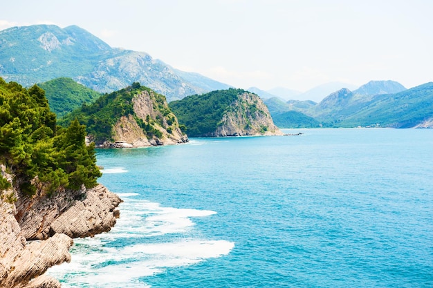 Красивое морское побережье недалеко от Петроваца, Черногория. Летний пейзаж, вид на море. Известное туристическое направление