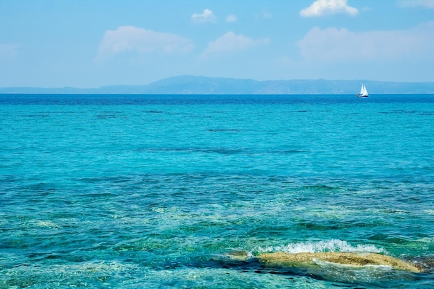 自然の背景にギリシャの美しい海