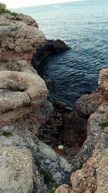 美しい海の風景、海、岩と石、洞窟と洞窟、夕方の照明、日没、スペイン