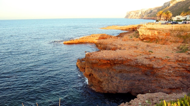 美しい海の風景、海、岩と石、洞窟と洞窟、夕方の照明、日没、スペイン