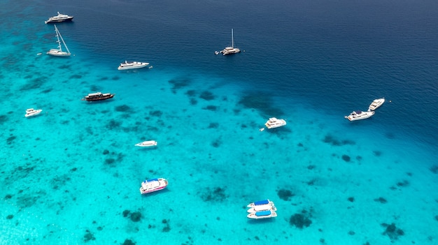 Foto bellissimo paesaggio di mare con costa tropicale e la barca ad alta velocità all'isola di tachai phang nga thailandia