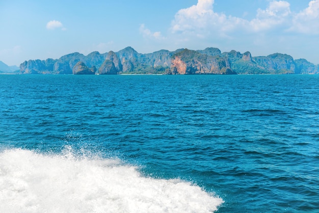 ターコイズブルーの水と熱帯の岩の島々のある美しい海の風景