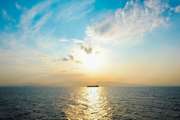 幻想的な空とエーゲ海の朝の劇的な日の出と美しい海面