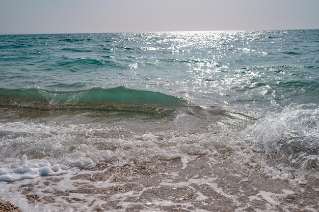 春の澄んだ水の正午に美しい海