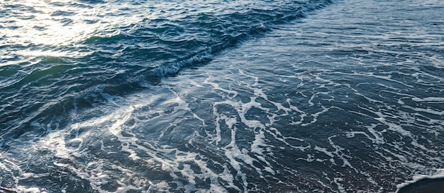 熱帯の砂浜からの美しい海または海の波の海岸の眺め 夏休み旅行や休日の目的地