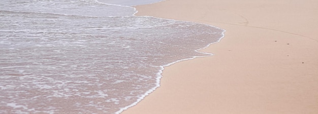 熱帯の砂浜からの美しい海または海の波の海岸の眺め 夏休み旅行や休日の目的地