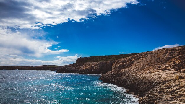 Photo beautiful sea shore in cyprus a view of a sea shore in kavo greko nenar aiya napa cyprus