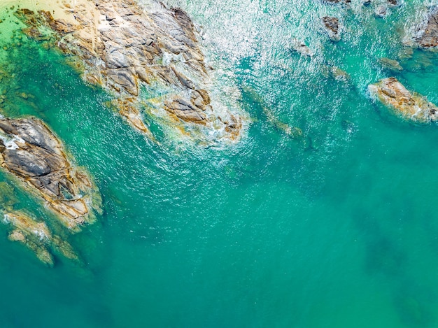 Mare bellissimo paesaggio estivo superficie dell'acqua di mare delle onde vista dall'alto del mare di alta qualità vista a volo d'uccello oceano mare oceano onde sfondo