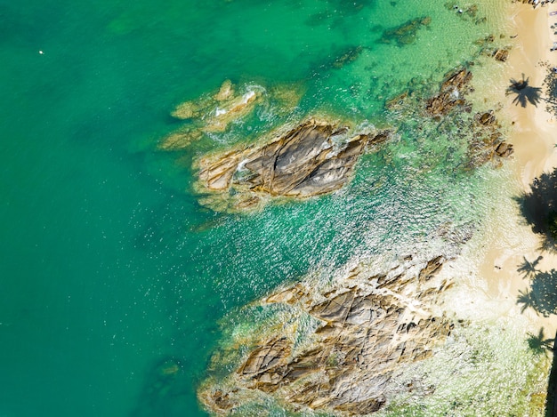 Mare bellissimo paesaggio estivo superficie dell'acqua di mare delle onde vista dall'alto del mare di alta qualità vista a volo d'uccello oceano mare oceano onde sfondo