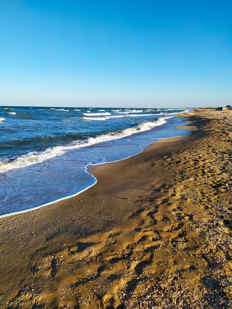 夏の夕焼けの美しい海澄んだ水砂のビーチ