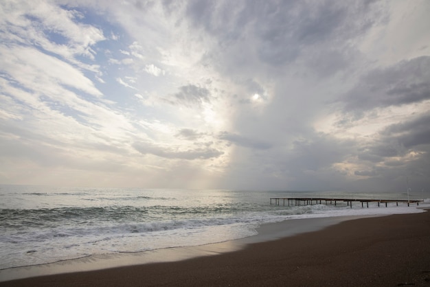 美しい海の景色と曇り空