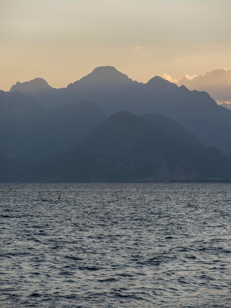 Красивый вид на море и великолепные горы