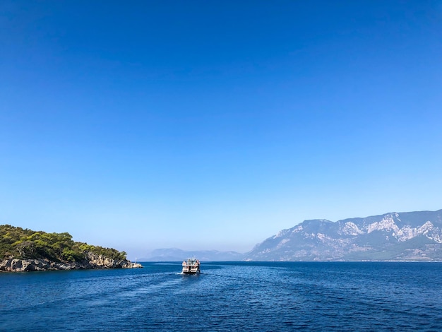 晴れた日の自然の背景の素晴らしい夏の冒険の海で遠く離れた美しい海の景色のヨット