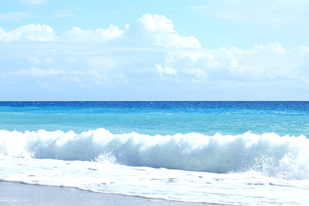 사진 해변에서 아름다운 바다 파도