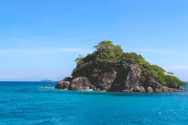 澄んだ空と島のある美しい海