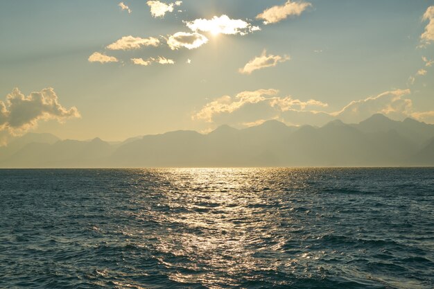 美しい海の景色の背景