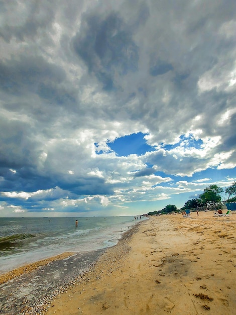 Bellissimo paesaggio marino. la costa del mare o dell'oceano