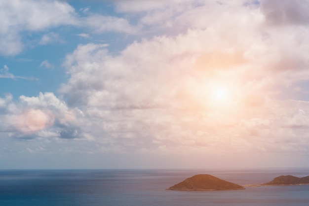 美しい海景の緑の島々 青い水と日光の下で曇り空