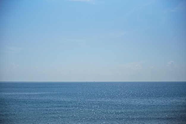 美しい海景海の地平線と青い空